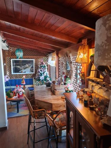uma sala de jantar com uma mesa e uma árvore de Natal em Casa da Rosa hospedagem em Florianópolis em Florianópolis