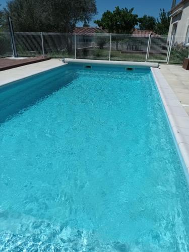 - une piscine d'eau bleue dans la cour dans l'établissement Le Nid Ardèchois, à Saint-Just