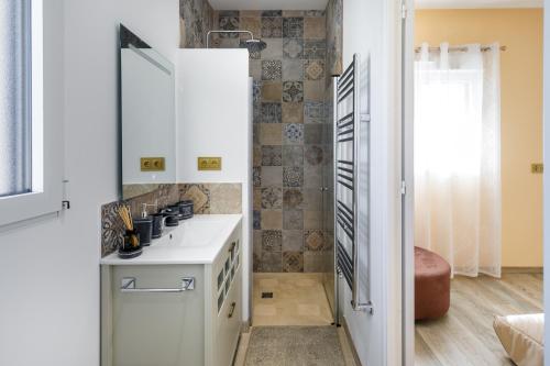 eine Küche mit einer weißen Theke und einem Waschbecken in der Unterkunft Villa Le Verger 15 minutes de Faro in Estói