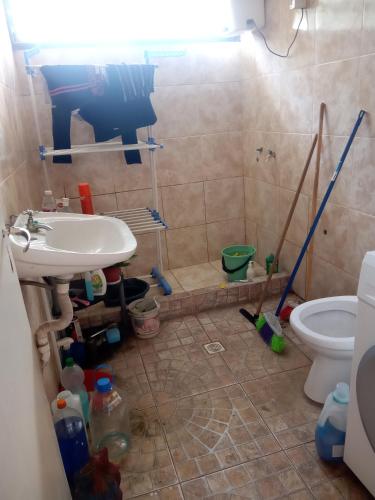 a bathroom with a sink and a toilet at Amplio monoambiente in Paraná
