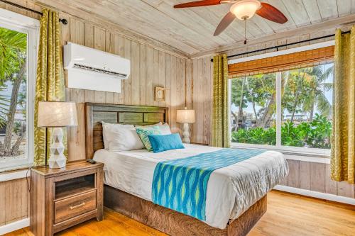 A bed or beds in a room at Captain Pip's Marina & Hideaway