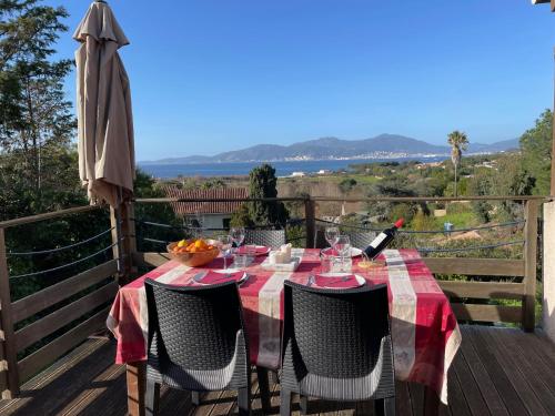 Φωτογραφία από το άλμπουμ του Corsicadream Arone superbe appartement dans villa, vue panoramique mer, piscine, proche Porticcio σε Pietrosella
