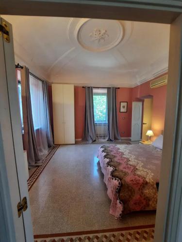 een slaapkamer met een groot bed in een kamer bij Suite Rose in Camerano