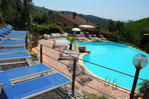 LE FORRI Agriturismo e B&Bの敷地内または近くにあるプール