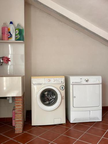 a washing machine and a washer in a kitchen at Casa con jacuzzi y piscina con vistas al castillo in Corbera de Alcira