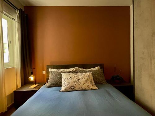 een slaapkamer met een blauw bed en een raam bij Airport Accommodation Bedroom with your own private Bathroom Self Check In and Self Check Out Air-condition Included in Mqabba