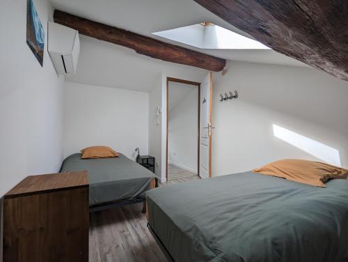 En eller flere senge i et værelse på Le Cinoche, cocon sous les toits