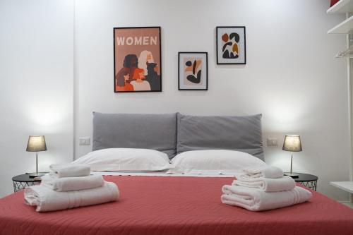 una camera da letto con un letto e asciugamani di Dimora Nalu a Bari
