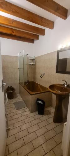 ein Badezimmer mit einer Badewanne, einem WC und einem Waschbecken in der Unterkunft gîte la tanière de claire in Ségur