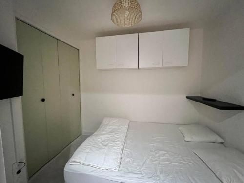 Photo de la galerie de l'établissement Cap d'AGDE T2 cabine 6 couchages, au Cap d'Agde