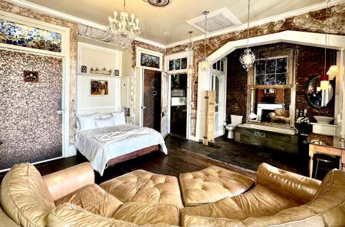 sala de estar con sofá y cama en Fleur De Lis Mansion, en Nueva Orleans