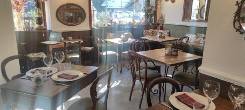 a dining room with tables and chairs in a restaurant at Hotel Ristorante Il Principe in Claviere