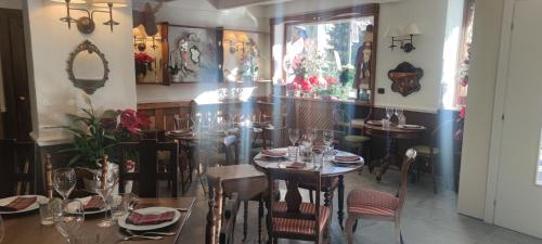 a restaurant with tables and chairs in a room at Hotel Ristorante Il Principe in Claviere