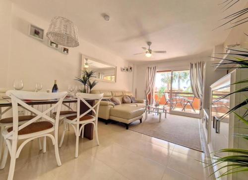 una sala de estar con una mesa y un sofá en Arona 2 - Casa Menor, en Mar de Cristal