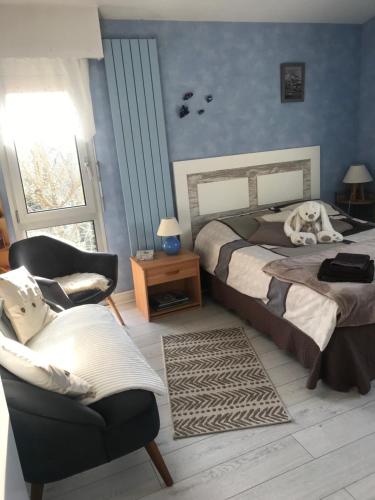 Una cama o camas en una habitación de gite Les Hauts de la gérardière