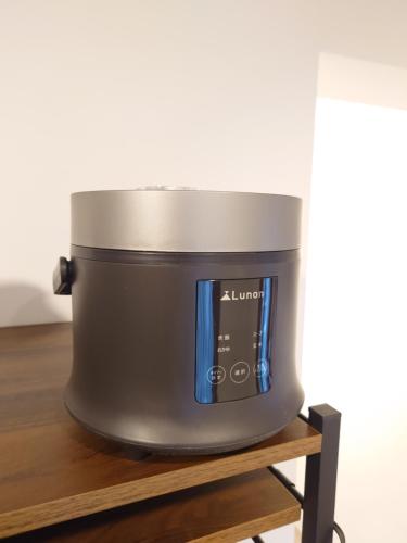 東京にあるLUCKY house53の木製の棚の上に座るゆっくりした炊飯器