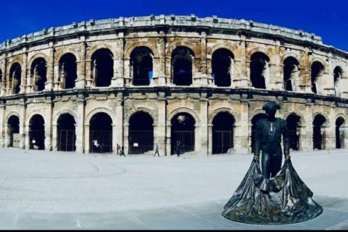 une statue d'une femme devant un bâtiment dans l'établissement Studio proche Gare, à Nîmes