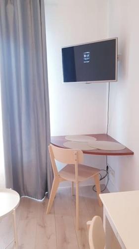une pièce avec une table, une chaise et un bureau dans l'établissement Studio proche Gare, à Nîmes