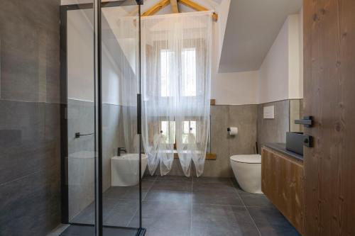 Koupelna v ubytování Granduca Mountain Wellness Apartments Campigna