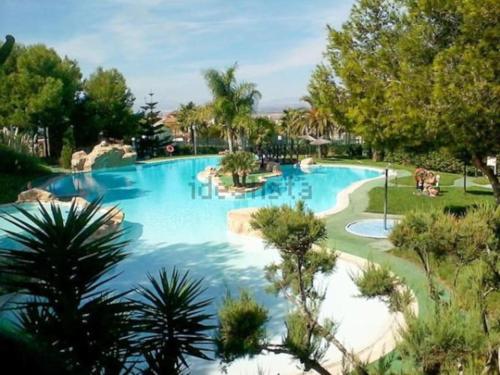 ein großer Pool in einem Resort in der Unterkunft Casa La Gaviota Gran Alacant in Gran Alacant