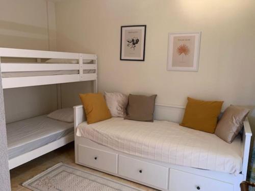 1 Schlafzimmer mit 2 Betten und 1 Etagenbett in der Unterkunft Casa La Gaviota Gran Alacant in Gran Alacant