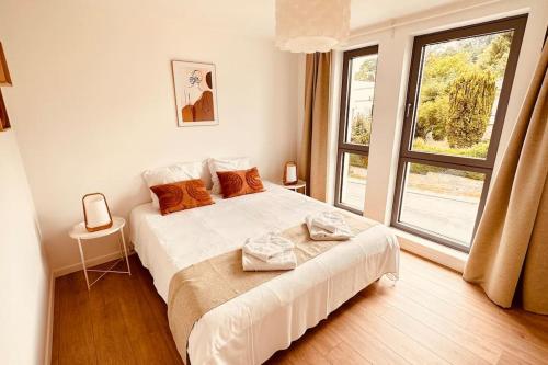 1 dormitorio con cama y ventana grande en Les collines en Méry