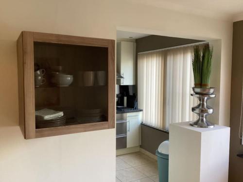 une cuisine avec une armoire et une installation dans l'établissement apartment 2 miles from Maastricht, à Lanaken