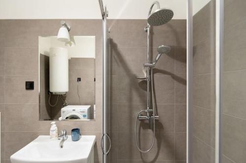 bagno con doccia e lavandino di Essence Cracow golden location! a Cracovia