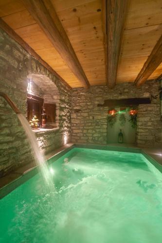 Bazén v ubytování Granduca Mountain Wellness Apartments Campigna nebo v jeho okolí
