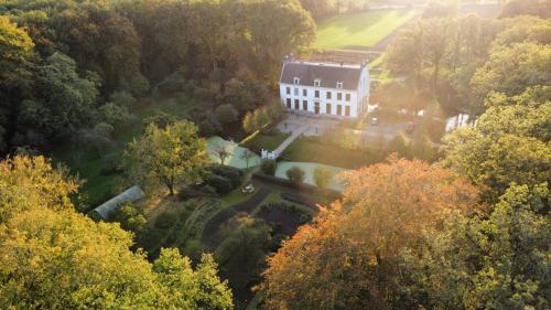an aerial view of a large building in the trees at Bed en Brood in de Kapschuur - Boerderij de ZuiderKRIB in Kraggenburg