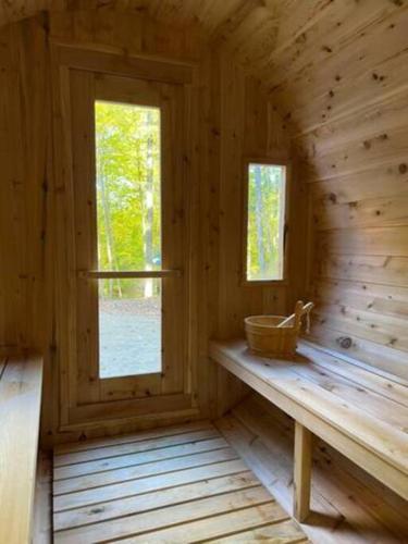 Фотография из галереи Lux Summer Getaway with Hot Tub, Sauna, EV charger в городе Халибертон