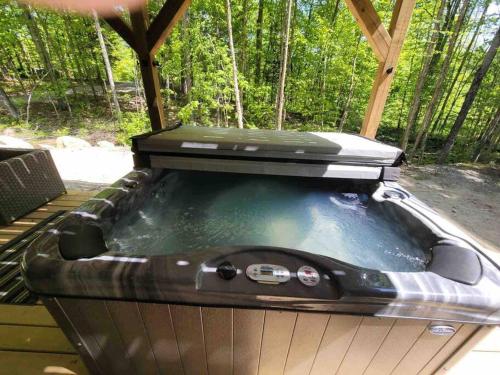 Фотография из галереи Lux Summer Getaway with Hot Tub, Sauna, EV charger в городе Халибертон