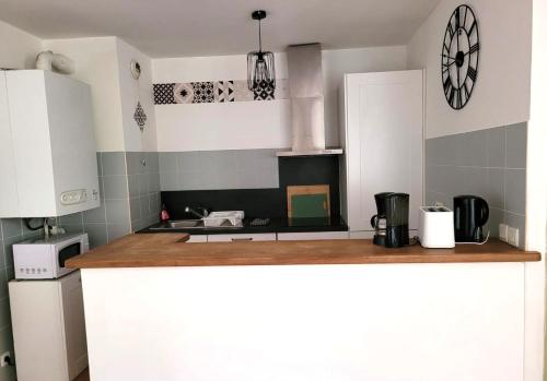a kitchen with a counter top and a stove at Situation parfaite, calme et spacieux, Wifi fibre, Netflix & Prime in Béziers
