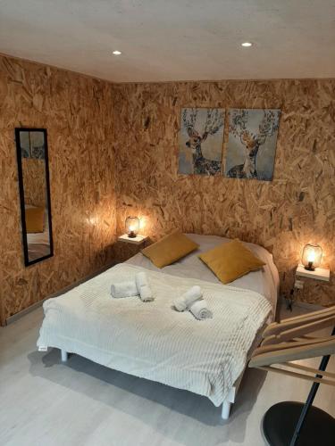 une chambre avec un lit avec deux serviettes dessus dans l'établissement Capucine 1, à Gérardmer