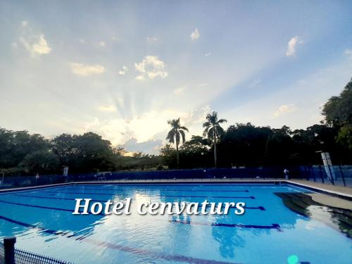 un cartel de convenciones de hotel en una piscina en Hotel Campestre CENVATURS, en Ricaurte