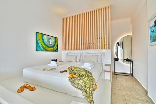 ein Schlafzimmer mit einem Bett mit einem Fisch darauf in der Unterkunft Kallichoron Art Boutique Hotel in Astypalea-Stadt