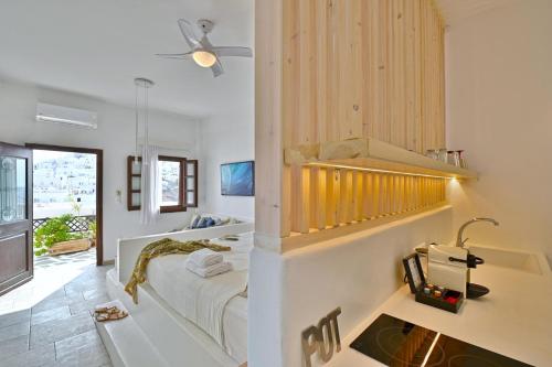 Postel nebo postele na pokoji v ubytování Kallichoron Art Boutique Hotel
