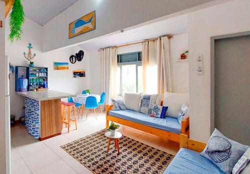 uma sala de estar com um sofá e uma mesa em Casa Marítima Búzios- 200mt da Praia Piso Superior em Búzios