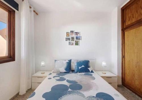 1 dormitorio con 1 cama grande de color azul y blanco en Costa Azul apartamento con vista, en Candelaria
