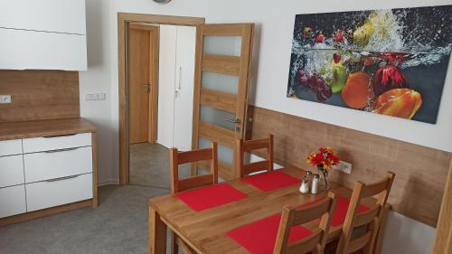 een keuken en eetkamer met een houten tafel bij Apartmány Volavka in Planá nad Lužnicí