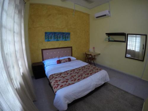 1 dormitorio con 1 cama grande en una habitación en D' Bunga Hotel Bukit Bunga Bilik Family Deluxe en Batu Karang