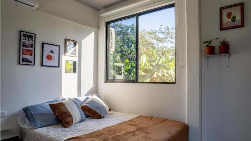 een slaapkamer met een bed en een groot raam bij La Casa Campestre - Refugio in Granada