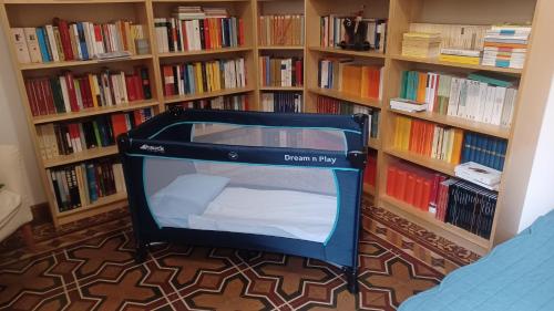 un monitor di fronte a una libreria con libri di Casa Braglia a Modena