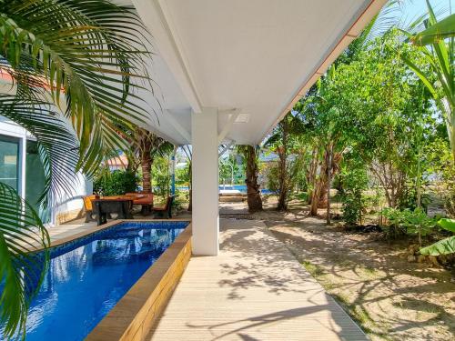 einem externen Blick auf ein Haus mit einem Pool in der Unterkunft Tina's Living Paradise II - Guesthouses with private pool, 5 min to beach in Rayong