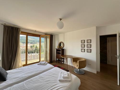 エル・エスピナルにあるPiso centrico en El Espinarのベッドルーム1室(ベッド1台、デスク、窓付)