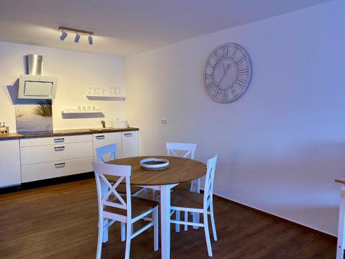 a kitchen and dining room with a table and chairs at Ferienwohnung Kilz in Gensingen an der Nahe in Gensingen