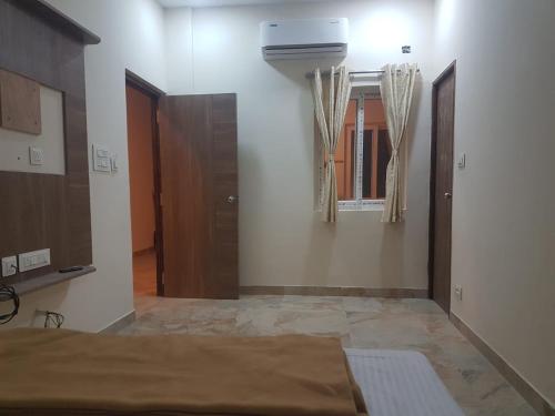Uma cama ou camas num quarto em Radha residency