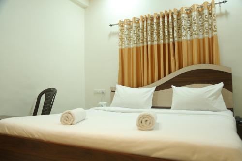 Ein Bett oder Betten in einem Zimmer der Unterkunft Rudraksh Nagthane
