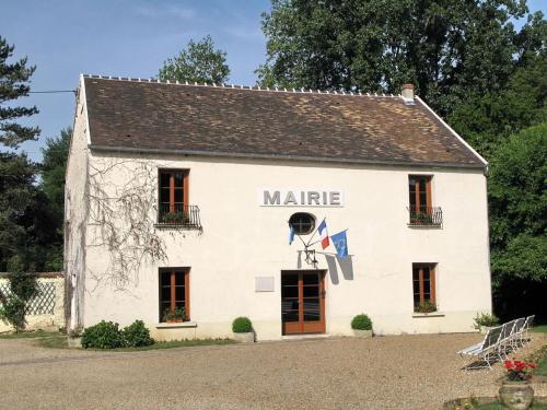 un edificio blanco con el nombre de Marne en él en Room in Guest room - Home - Chambre independante a 10min Rer C et de Dourdan, en Sermaise