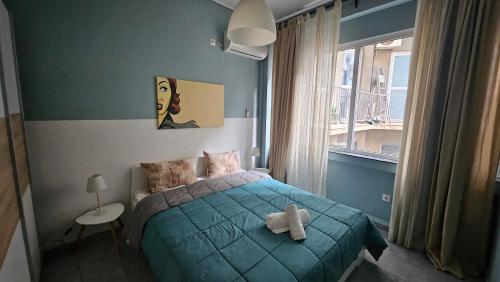 - une chambre avec un lit doté d'un ours en peluche dans l'établissement A Place 4 U no22, à Athènes
